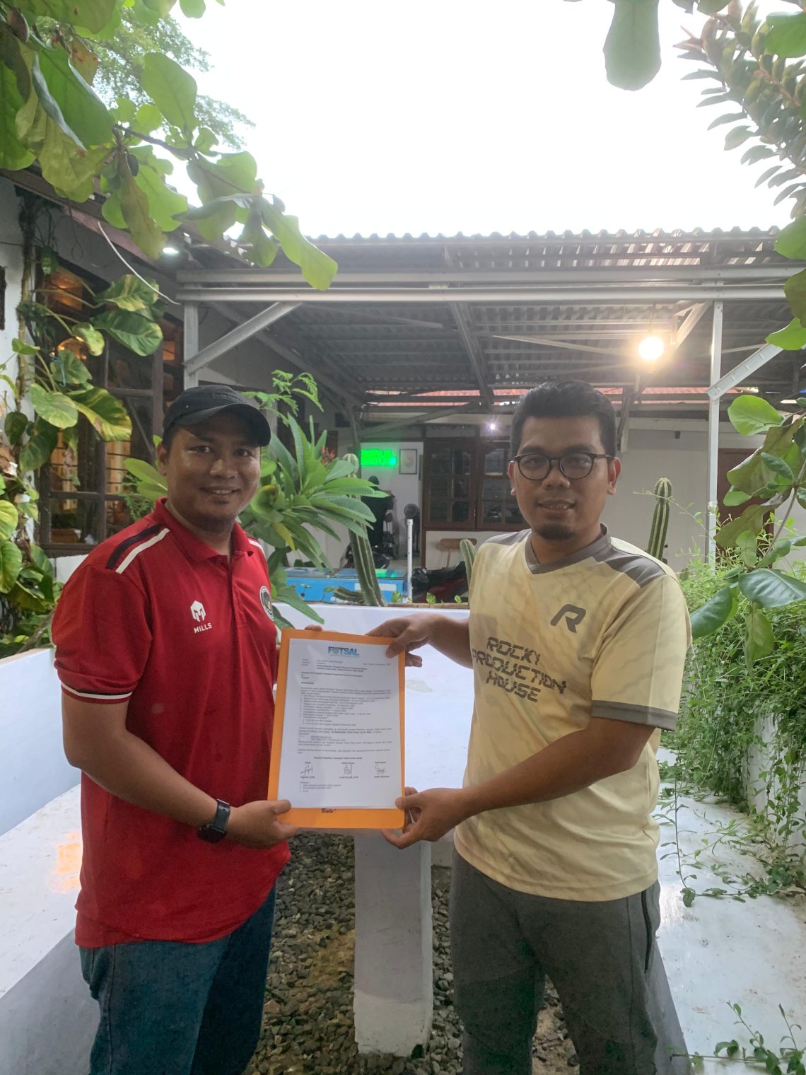 Rizki Hidayat menyerahkan formulir pendaftaran calon Ketua Afkot Futsal Kota Jambi periode 2026–2029 kepada panitia penjaringan, Sabtu (20/12/2025). (Dok: Alpin)