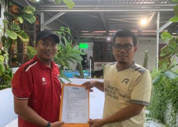 Rizki Hidayat menyerahkan formulir pendaftaran calon Ketua Afkot Futsal Kota Jambi periode 2026–2029 kepada panitia penjaringan, Sabtu (20/12/2025). (Dok: Alpin)