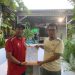 Rizki Hidayat menyerahkan formulir pendaftaran calon Ketua Afkot Futsal Kota Jambi periode 2026–2029 kepada panitia penjaringan, Sabtu (20/12/2025). (Dok: Alpin)