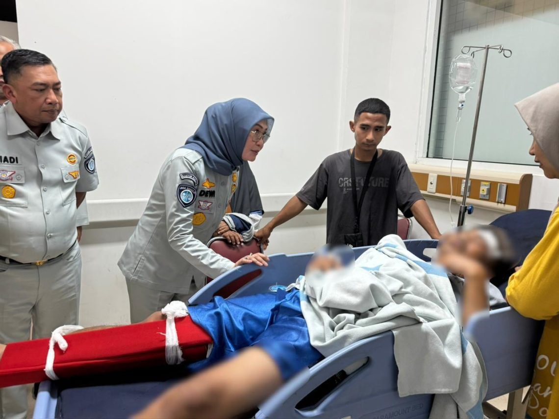 Plt Direktur Utama Jasa Raharja, Dewi Aryani Suzana menjenguk korban kecelakaan bus di salah satu rumah sakit di Kota Semarang, Jawa Tengah, Senin (22/12/2025) (Dok. Humas JR)