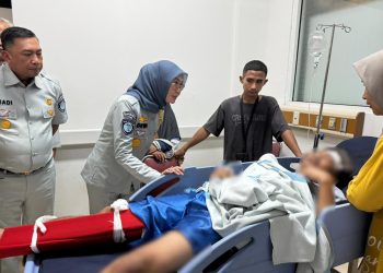 Plt Direktur Utama Jasa Raharja, Dewi Aryani Suzana menjenguk korban kecelakaan bus di salah satu rumah sakit di Kota Semarang, Jawa Tengah, Senin (22/12/2025) (Dok. Humas JR)