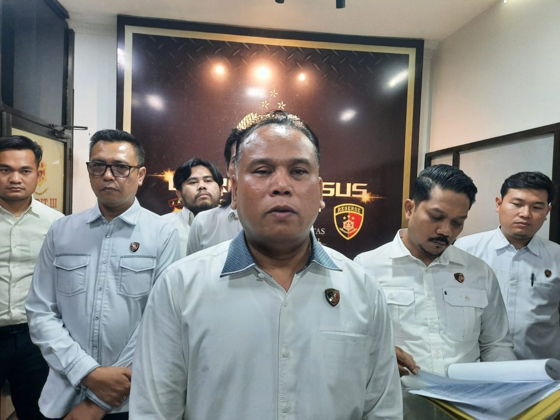 Upaya penegakan hukum terhadap pelaku kebakaran hutan dan lahan kembali ditegaskan Polda Jambi. Ditreskrimsus Polda Jambi menetapkan seorang pria berinisial ED (53) sebagai tersangka dalam kasus karhutla di Desa Gambut Jaya, Kecamatan Sungai Gelam, Kabupaten Muaro Jambi, dengan total lahan terbakar mencapai 189 hektare.

Direktur Reskrimsus Polda Jambi Kombes Pol Taufik Nurmandia SIK MH mengatakan, kebakaran terjadi pada 20–30 Juli 2025 dan berlangsung selama kurang lebih 10 hari. Api bahkan merambat ke kebun milik warga sekitar sebelum akhirnya berhasil dipadamkan melalui kerja sama lintas sektor.

“Penanganan karhutla ini melibatkan MPA Desa Gambut Jaya, perusahaan pemegang konsesi, Manggala Agni, BPBD, serta unsur TNI dan Polri,” ungkap Kombes Pol Taufik saat memberikan keterangan pers, Senin (22/12).

Dalam proses penyidikan, polisi mengumpulkan keterangan dari 23 orang saksi dan 4 orang ahli. Berdasarkan alat bukti yang cukup, penyidik menetapkan ED sebagai tersangka dengan status pemilik lahan yang terbakar.

Tersangka dijerat dengan Undang-Undang Perlindungan dan Pengelolaan Lingkungan Hidup serta Undang-Undang Cipta Kerja, dengan ancaman pidana penjara paling singkat 1 tahun dan denda paling sedikit Rp1 miliar.

Polda Jambi berharap pengungkapan kasus ini menjadi peringatan bagi seluruh pihak agar tidak membuka lahan dengan cara membakar serta meningkatkan kesadaran kolektif dalam menjaga kelestarian lingkungan. (Dok: Alpin)