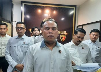 Upaya penegakan hukum terhadap pelaku kebakaran hutan dan lahan kembali ditegaskan Polda Jambi. Ditreskrimsus Polda Jambi menetapkan seorang pria berinisial ED (53) sebagai tersangka dalam kasus karhutla di Desa Gambut Jaya, Kecamatan Sungai Gelam, Kabupaten Muaro Jambi, dengan total lahan terbakar mencapai 189 hektare.

Direktur Reskrimsus Polda Jambi Kombes Pol Taufik Nurmandia SIK MH mengatakan, kebakaran terjadi pada 20–30 Juli 2025 dan berlangsung selama kurang lebih 10 hari. Api bahkan merambat ke kebun milik warga sekitar sebelum akhirnya berhasil dipadamkan melalui kerja sama lintas sektor.

“Penanganan karhutla ini melibatkan MPA Desa Gambut Jaya, perusahaan pemegang konsesi, Manggala Agni, BPBD, serta unsur TNI dan Polri,” ungkap Kombes Pol Taufik saat memberikan keterangan pers, Senin (22/12).

Dalam proses penyidikan, polisi mengumpulkan keterangan dari 23 orang saksi dan 4 orang ahli. Berdasarkan alat bukti yang cukup, penyidik menetapkan ED sebagai tersangka dengan status pemilik lahan yang terbakar.

Tersangka dijerat dengan Undang-Undang Perlindungan dan Pengelolaan Lingkungan Hidup serta Undang-Undang Cipta Kerja, dengan ancaman pidana penjara paling singkat 1 tahun dan denda paling sedikit Rp1 miliar.

Polda Jambi berharap pengungkapan kasus ini menjadi peringatan bagi seluruh pihak agar tidak membuka lahan dengan cara membakar serta meningkatkan kesadaran kolektif dalam menjaga kelestarian lingkungan. (Dok: Alpin)