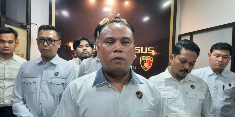 Upaya penegakan hukum terhadap pelaku kebakaran hutan dan lahan kembali ditegaskan Polda Jambi. Ditreskrimsus Polda Jambi menetapkan seorang pria berinisial ED (53) sebagai tersangka dalam kasus karhutla di Desa Gambut Jaya, Kecamatan Sungai Gelam, Kabupaten Muaro Jambi, dengan total lahan terbakar mencapai 189 hektare.

Direktur Reskrimsus Polda Jambi Kombes Pol Taufik Nurmandia SIK MH mengatakan, kebakaran terjadi pada 20–30 Juli 2025 dan berlangsung selama kurang lebih 10 hari. Api bahkan merambat ke kebun milik warga sekitar sebelum akhirnya berhasil dipadamkan melalui kerja sama lintas sektor.

“Penanganan karhutla ini melibatkan MPA Desa Gambut Jaya, perusahaan pemegang konsesi, Manggala Agni, BPBD, serta unsur TNI dan Polri,” ungkap Kombes Pol Taufik saat memberikan keterangan pers, Senin (22/12).

Dalam proses penyidikan, polisi mengumpulkan keterangan dari 23 orang saksi dan 4 orang ahli. Berdasarkan alat bukti yang cukup, penyidik menetapkan ED sebagai tersangka dengan status pemilik lahan yang terbakar.

Tersangka dijerat dengan Undang-Undang Perlindungan dan Pengelolaan Lingkungan Hidup serta Undang-Undang Cipta Kerja, dengan ancaman pidana penjara paling singkat 1 tahun dan denda paling sedikit Rp1 miliar.

Polda Jambi berharap pengungkapan kasus ini menjadi peringatan bagi seluruh pihak agar tidak membuka lahan dengan cara membakar serta meningkatkan kesadaran kolektif dalam menjaga kelestarian lingkungan. (Dok: Alpin)