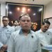 Upaya penegakan hukum terhadap pelaku kebakaran hutan dan lahan kembali ditegaskan Polda Jambi. Ditreskrimsus Polda Jambi menetapkan seorang pria berinisial ED (53) sebagai tersangka dalam kasus karhutla di Desa Gambut Jaya, Kecamatan Sungai Gelam, Kabupaten Muaro Jambi, dengan total lahan terbakar mencapai 189 hektare.
Direktur Reskrimsus Polda Jambi Kombes Pol Taufik Nurmandia SIK MH mengatakan, kebakaran terjadi pada 20–30 Juli 2025 dan berlangsung selama kurang lebih 10 hari. Api bahkan merambat ke kebun milik warga sekitar sebelum akhirnya berhasil dipadamkan melalui kerja sama lintas sektor.
“Penanganan karhutla ini melibatkan MPA Desa Gambut Jaya, perusahaan pemegang konsesi, Manggala Agni, BPBD, serta unsur TNI dan Polri,” ungkap Kombes Pol Taufik saat memberikan keterangan pers, Senin (22/12).
Dalam proses penyidikan, polisi mengumpulkan keterangan dari 23 orang saksi dan 4 orang ahli. Berdasarkan alat bukti yang cukup, penyidik menetapkan ED sebagai tersangka dengan status pemilik lahan yang terbakar.
Tersangka dijerat dengan Undang-Undang Perlindungan dan Pengelolaan Lingkungan Hidup serta Undang-Undang Cipta Kerja, dengan ancaman pidana penjara paling singkat 1 tahun dan denda paling sedikit Rp1 miliar.
Polda Jambi berharap pengungkapan kasus ini menjadi peringatan bagi seluruh pihak agar tidak membuka lahan dengan cara membakar serta meningkatkan kesadaran kolektif dalam menjaga kelestarian lingkungan. (Dok: Alpin)