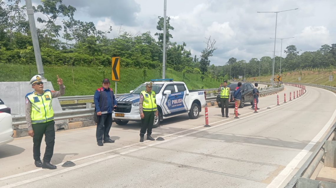 Petugas Satgas Operasi Lilin 2025 Polda Jambi melaksanakan patroli dan pengaturan lalu lintas di jalur arteri Jambi–Muaro Jambi dan ruas Tol Sebapo untuk memastikan kelancaran dan keamanan arus kendaraan menjelang libur Natal 2025 dan Tahun Baru 2026. (Dok: Alpin)