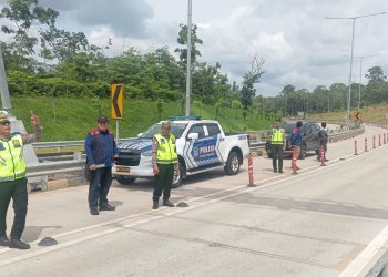 Petugas Satgas Operasi Lilin 2025 Polda Jambi melaksanakan patroli dan pengaturan lalu lintas di jalur arteri Jambi–Muaro Jambi dan ruas Tol Sebapo untuk memastikan kelancaran dan keamanan arus kendaraan menjelang libur Natal 2025 dan Tahun Baru 2026. (Dok: Alpin)