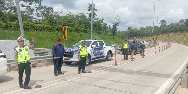 Petugas Satgas Operasi Lilin 2025 Polda Jambi melaksanakan patroli dan pengaturan lalu lintas di jalur arteri Jambi–Muaro Jambi dan ruas Tol Sebapo untuk memastikan kelancaran dan keamanan arus kendaraan menjelang libur Natal 2025 dan Tahun Baru 2026. (Dok: Alpin)
