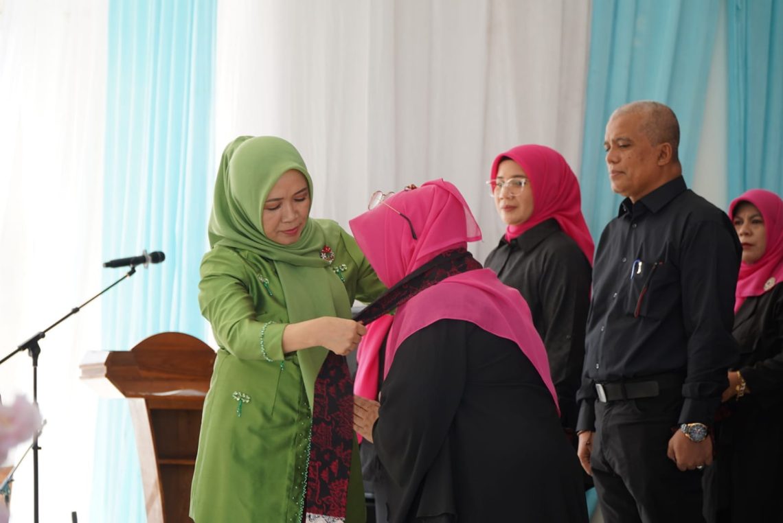 Puncak peringatan Hari Ibu digelar oleh Badan Kerja Sama Organisasi Wanita (BKOW) Provinsi Jambi di Pendopo Rumah Dinas Gubernur Jambi, Selasa (23/12/2025) pagi. (Dok: Rahmat)