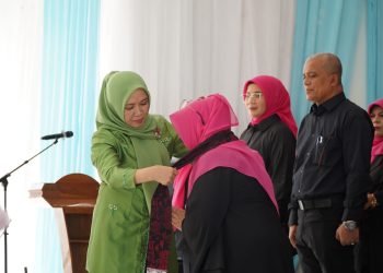 Puncak peringatan Hari Ibu digelar oleh Badan Kerja Sama Organisasi Wanita (BKOW) Provinsi Jambi di Pendopo Rumah Dinas Gubernur Jambi, Selasa (23/12/2025) pagi. (Dok: Rahmat)