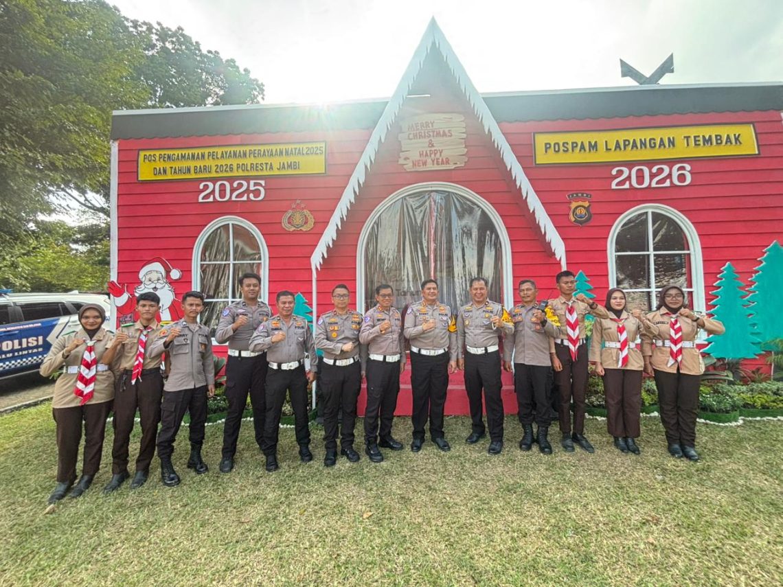 Wakasatgasopsda Ops Lilin 2025 Dirlantas Polda Jambi meninjau kesiapan Pos Pam Tugu Keris guna mengantisipasi kepadatan lalu lintas jelang Nataru. (Dok: Alpin)