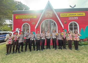 Wakasatgasopsda Ops Lilin 2025 Dirlantas Polda Jambi meninjau kesiapan Pos Pam Tugu Keris guna mengantisipasi kepadatan lalu lintas jelang Nataru. (Dok: Alpin)
