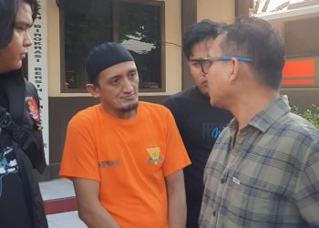 Pelaku pencurian ruko di wilayah Pasir Putih saat diamankan Unit Reskrim Polsek Jambi Selatan bersama barang bukti hasil kejahatan. (Dok: Alpin)