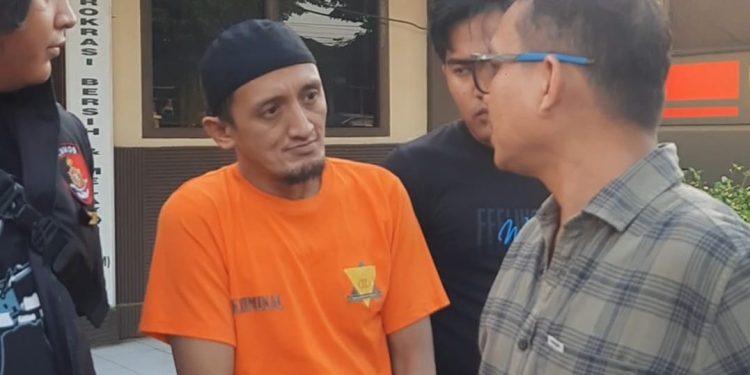 Pelaku pencurian ruko di wilayah Pasir Putih saat diamankan Unit Reskrim Polsek Jambi Selatan bersama barang bukti hasil kejahatan. (Dok: Alpin)