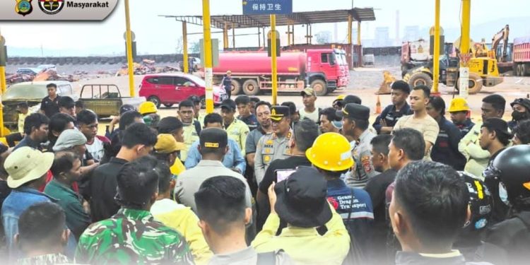 Kapolres Morowali Utara AKBP Reza Khomeini memimpin langsung mediasi antara pihak PT SEI dan kelompok masyarakat terkait sengketa lahan di kawasan Workshop PT GDT, sebagai upaya menjaga situasi kamtibmas tetap kondusif dan mendorong penyelesaian secara musyawarah. (DOk: Humas Polres Morut)