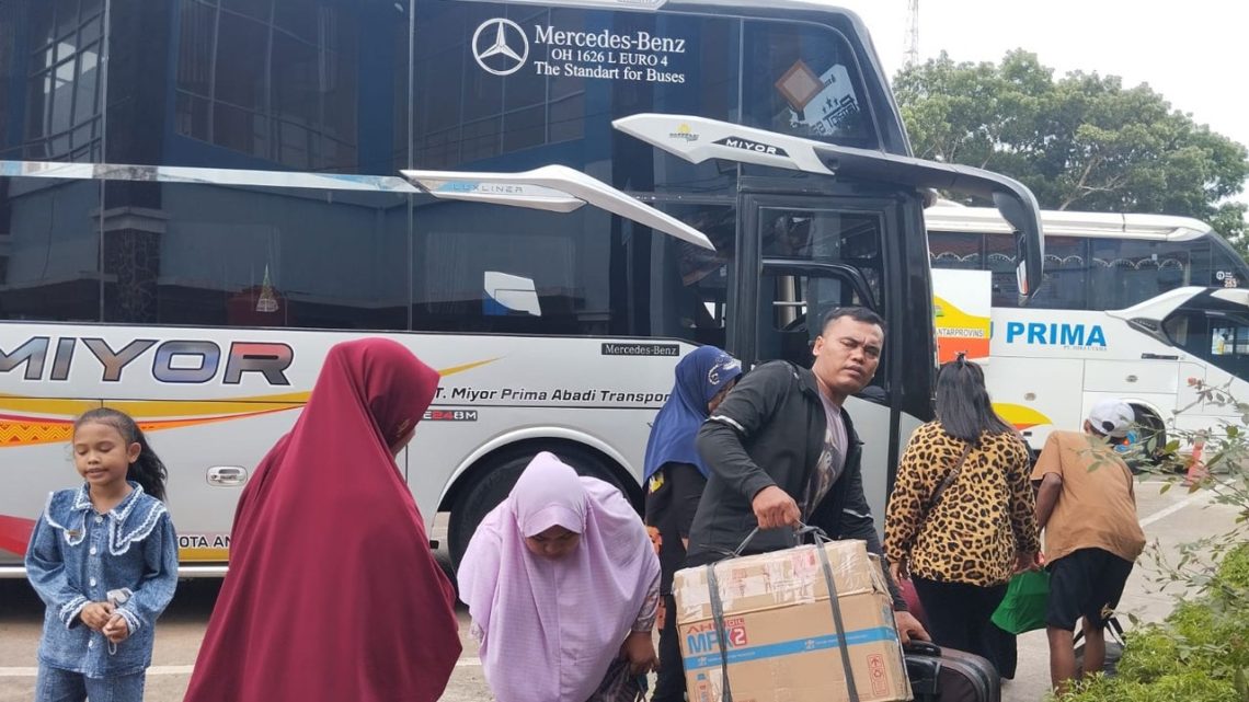 Suasana loket penjualan tiket bus antarprovinsi di Kota Jambi menjelang libur Natal dan Tahun Baru 2025 yang masih terpantau lengang, dengan tarif tiket belum mengalami kenaikan. (Dok: Rudi)