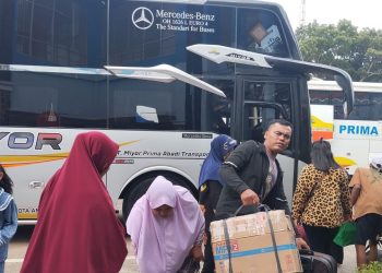 Suasana loket penjualan tiket bus antarprovinsi di Kota Jambi menjelang libur Natal dan Tahun Baru 2025 yang masih terpantau lengang, dengan tarif tiket belum mengalami kenaikan. (Dok: Rudi)