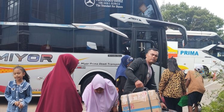 Suasana loket penjualan tiket bus antarprovinsi di Kota Jambi menjelang libur Natal dan Tahun Baru 2025 yang masih terpantau lengang, dengan tarif tiket belum mengalami kenaikan. (Dok: Rudi)
