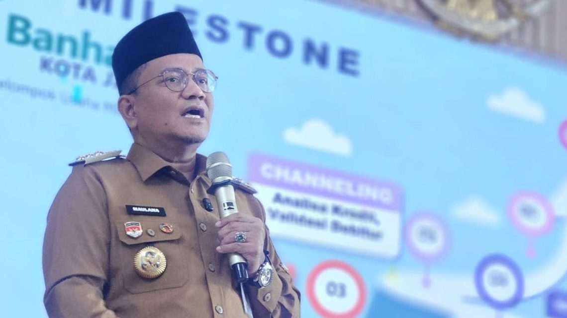 Wali Kota Jambi, Maulana, memberikan arahan kepada para ketua RT, lurah, dan camat terkait pembangunan jaringan gas rumah tangga. (Dok: Rudi)