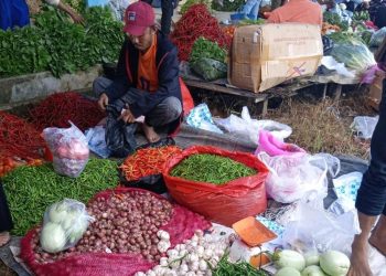 Pedagang menata cabe merah di salah satu pasar tradisional Kabupaten Tanjung Jabung Timur. (Dok: Rahmat)