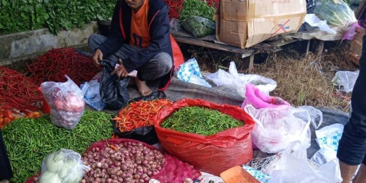 Pedagang menata cabe merah di salah satu pasar tradisional Kabupaten Tanjung Jabung Timur. (Dok: Rahmat)