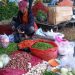 Pedagang menata cabe merah di salah satu pasar tradisional Kabupaten Tanjung Jabung Timur. (Dok: Rahmat)