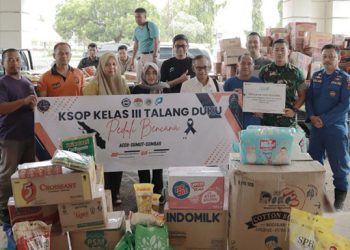 Perwakilan KSOP Kelas III Talang Duku dan Pelindo Regional 2 Jambi menyerahkan bantuan kemanusiaan kepada BPBD Provinsi Jambi untuk korban bencana di Sumut, Sumbar, dan Aceh. (Dok: Rahmat)