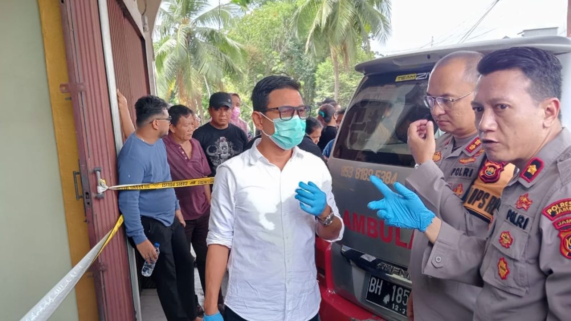 Petugas gabungan Polresta Jambi dan Polsek Kota Baru melakukan olah tempat kejadian perkara di ruko tempat korban Linceria Silalahi ditemukan tewas, Simpang Rimbo, Kota Jambi. (Dok: Alpin)