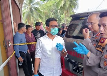 Petugas gabungan Polresta Jambi dan Polsek Kota Baru melakukan olah tempat kejadian perkara di ruko tempat korban Linceria Silalahi ditemukan tewas, Simpang Rimbo, Kota Jambi. (Dok: Alpin)