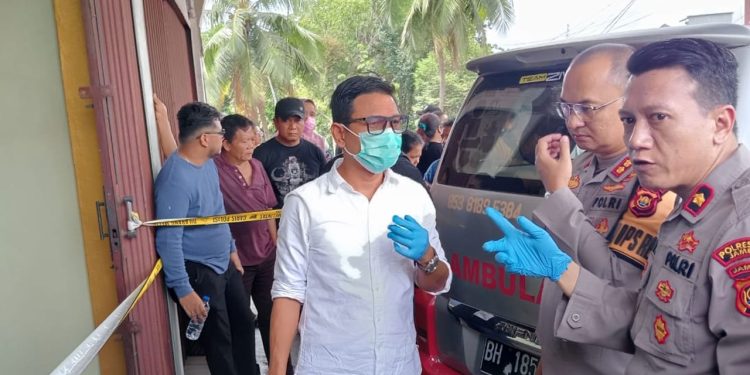 Petugas gabungan Polresta Jambi dan Polsek Kota Baru melakukan olah tempat kejadian perkara di ruko tempat korban Linceria Silalahi ditemukan tewas, Simpang Rimbo, Kota Jambi. (Dok: Alpin)