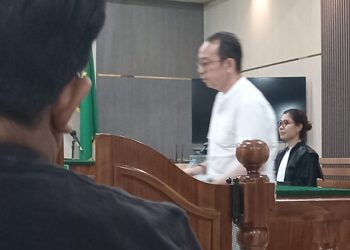 Rais Gunawan, terdakwa kasus korupsi kredit PT PAL, menunduk saat tuntutan dibacakan di ruang sidang Tipikor PN Jambi, Senin (1/12/2025). (Dok: Rudi)