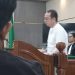 Rais Gunawan, terdakwa kasus korupsi kredit PT PAL, menunduk saat tuntutan dibacakan di ruang sidang Tipikor PN Jambi, Senin (1/12/2025). (Dok: Rudi)