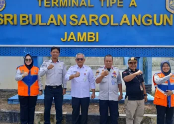 Kepala Dinas Perhubungan Provinsi Jambi, Dr. Drs. H. John Eka Powa, M.E, meninjau dan melakukan koordinasi pengelolaan Terminal Tipe A Sri Bulan di Kabupaten Sarolangun.