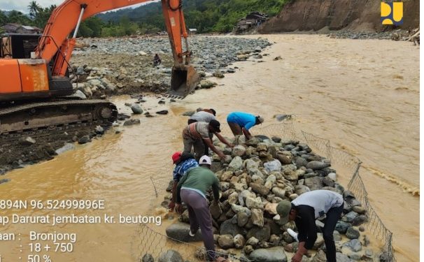 Pekerja dan alat berat Kementerian PU melakukan pemasangan jembatan Bailey pada Jembatan Teupin Mane sebagai akses utama Jalur Lintas Tengah Aceh pascabencana banjir dan longsor di Aceh Tengah. (Dok: Kementerian PU)