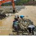 Pekerja dan alat berat Kementerian PU melakukan pemasangan jembatan Bailey pada Jembatan Teupin Mane sebagai akses utama Jalur Lintas Tengah Aceh pascabencana banjir dan longsor di Aceh Tengah. (Dok: Kementerian PU)