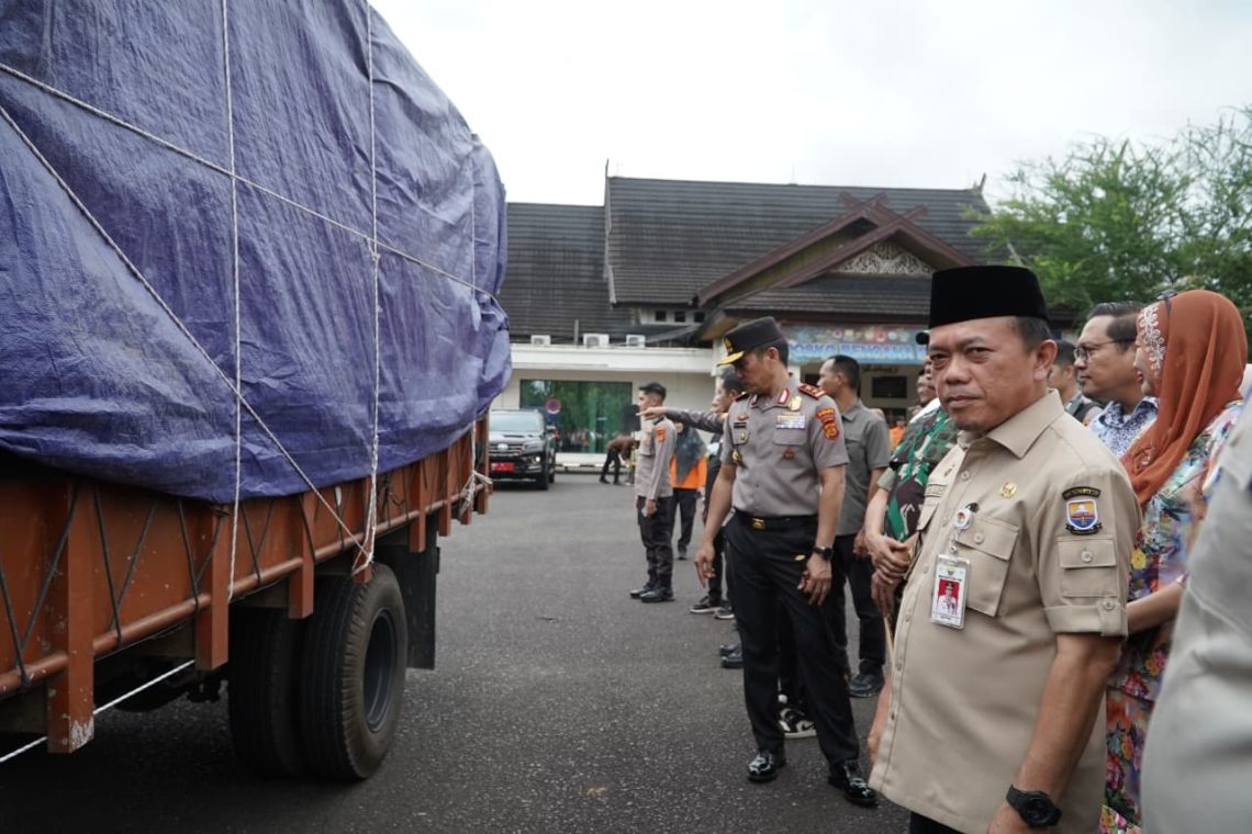 Gubernur Jambi Al Haris bersama Forkopimda melepas keberangkatan 23 armada bantuan kemanusiaan untuk korban bencana di Aceh, Sumut, dan Sumbar, di Posko Bencana Provinsi Jambi, Kamis (11/12/2025). (Dok: Rahmat)