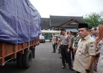 Gubernur Jambi Al Haris bersama Forkopimda melepas keberangkatan 23 armada bantuan kemanusiaan untuk korban bencana di Aceh, Sumut, dan Sumbar, di Posko Bencana Provinsi Jambi, Kamis (11/12/2025). (Dok: Rahmat)
