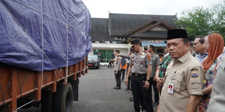 Gubernur Jambi Al Haris bersama Forkopimda melepas keberangkatan 23 armada bantuan kemanusiaan untuk korban bencana di Aceh, Sumut, dan Sumbar, di Posko Bencana Provinsi Jambi, Kamis (11/12/2025). (Dok: Rahmat)