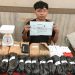 Petugas Satresnarkoba Polresta Jambi menunjukkan barang bukti ganja lebih dari 4 kilogram yang disita dari seorang pemuda berinisial JMN, usai penangkapan di Talang Bakung, Jambi Selatan. (Dok: Alpin)