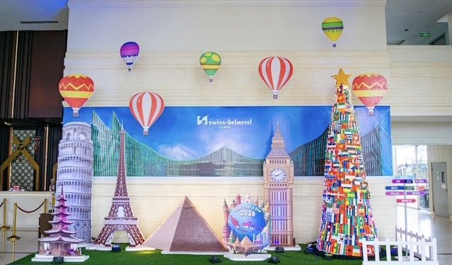 Suasana dekorasi tematik ‘Around The World’ di Swiss-Ballroom Swiss-Belhotel Jambi, tempat digelarnya perayaan malam tahun baru 2025 yang menghadirkan kuliner internasional, hiburan keluarga, dan pertunjukan kembang api. (Dok: Rudi)