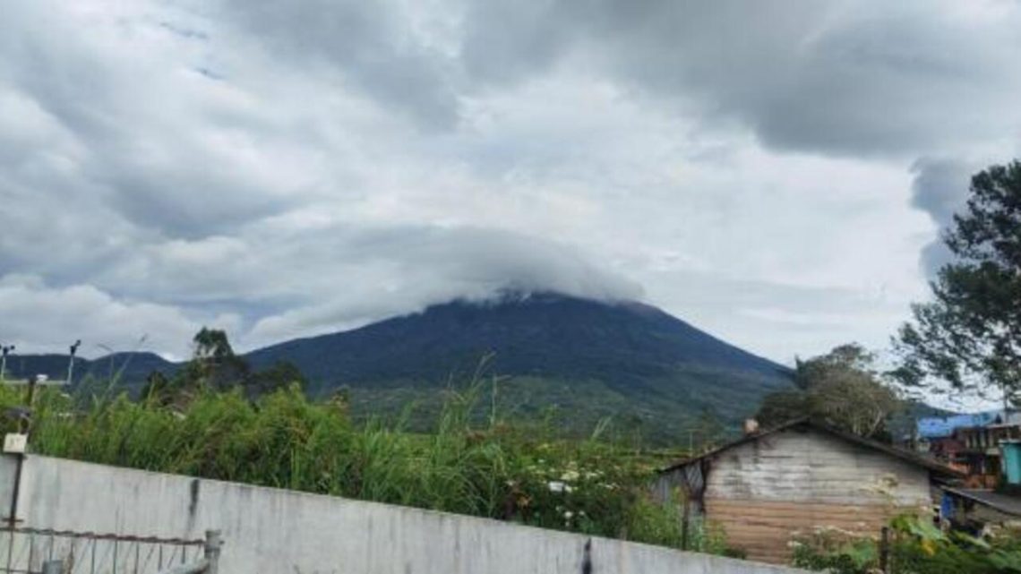 Gunung Api Kerinci terpantau mengeluarkan asap kawah putih setinggi sekitar 100 meter. (Dok: Istimewa)