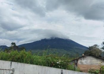 Gunung Api Kerinci terpantau mengeluarkan asap kawah putih setinggi sekitar 100 meter. (Dok: Istimewa)