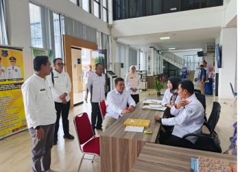 Wakil Bupati Tanjung Jabung Barat Katamso, SA, S.E., M.E., didampingi Staf Ahli Bupati Yan Eri meninjau pelayanan di Mall Pelayanan Publik, Rabu (14/1/2026). (Dok: Ilyas)