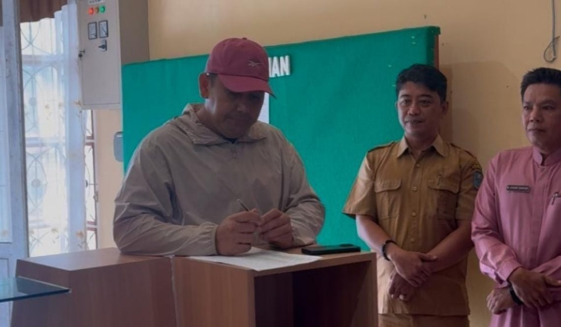 Bupati M. Syukur saat melihat absensi pegawai ASN di lingkungan Pemkab Merangin pasca libur nataru. (Dok: Diskominfo Merangin)