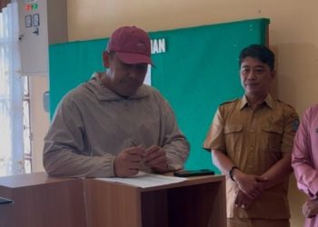 Bupati M. Syukur saat melihat absensi pegawai ASN di lingkungan Pemkab Merangin pasca libur nataru. (Dok: Diskominfo Merangin)