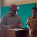 Bupati M. Syukur saat melihat absensi pegawai ASN di lingkungan Pemkab Merangin pasca libur nataru. (Dok: Diskominfo Merangin)