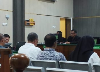 Empat terdakwa perkara dugaan korupsi pengadaan alat praktik SMK Disdik Provinsi Jambi TA 2022 menjalani sidang perdana di Pengadilan Tipikor Jambi, Rabu (7/1/2026). (Dok: Alpin)