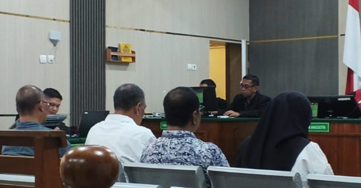 Empat terdakwa perkara dugaan korupsi pengadaan alat praktik SMK Disdik Provinsi Jambi TA 2022 menjalani sidang perdana di Pengadilan Tipikor Jambi, Rabu (7/1/2026). (Dok: Alpin)