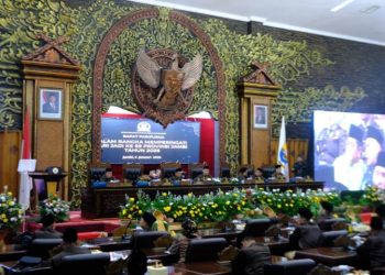 Ketua DPRD Provinsi Jambi M. Hafiz Fattah memimpin Rapat Paripurna Istimewa HUT ke-69 Provinsi Jambi yang dihadiri Gubernur Al Haris, Wakil Gubernur Abdullah Sani, serta kepala daerah se-Provinsi Jambi di Gedung DPRD Provinsi Jambi, Selasa (6/1/2026). (Dok: Rudi)