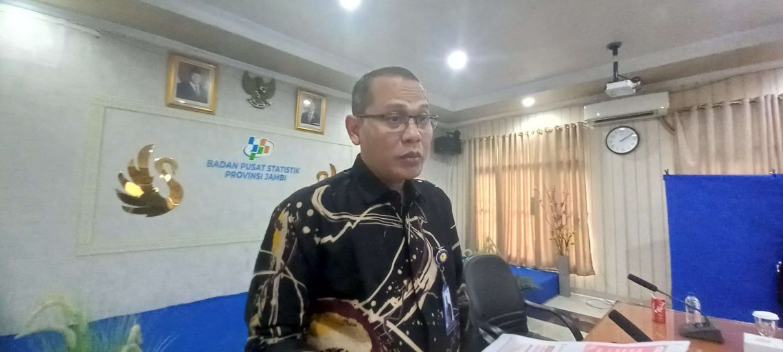 Kepala BPS Provinsi Jambi Agus Sudibyo menyampaikan rilis data perkembangan impor Provinsi Jambi November 2025. (Dok: Rudi)